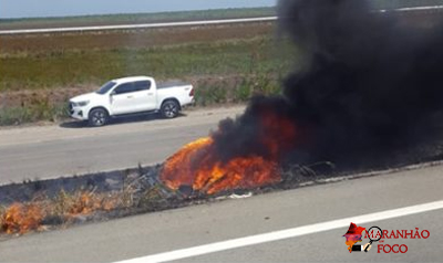 Veículo capota e pega fogo na BR-135