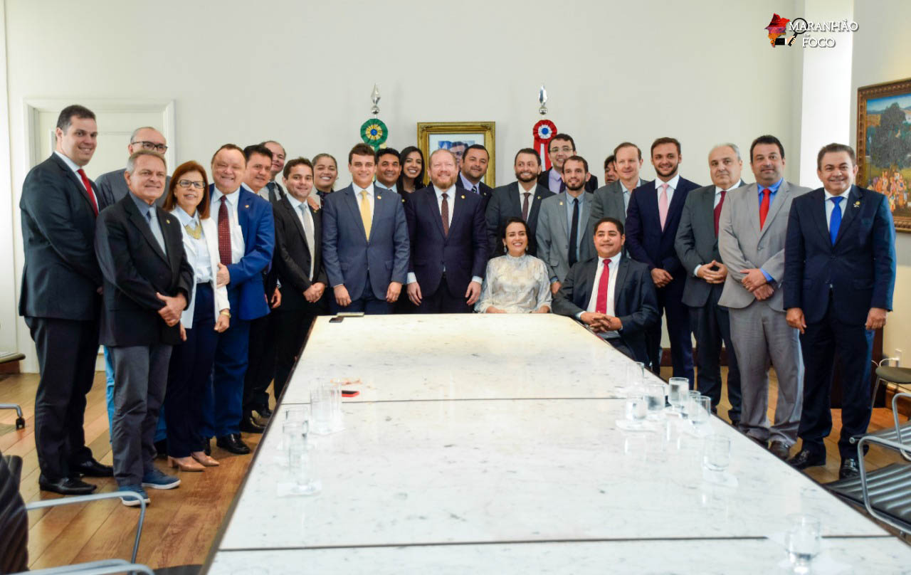 Governador em exercício sanciona leis de apoio a juventude e esporte