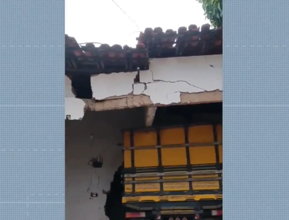 Pedreiro morre após caminhão perder o freio e invadir casa em Arame