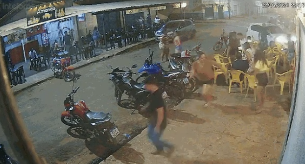 Motorista embriagado invade bar com carro contra família em Imperatriz