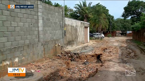 Moradores de bairro em São Luís reclamam da obra de construtora que está causando infiltrações nas casas e buracos nas ruas