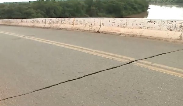 Com rachaduras no asfalto, ponte sobre o rio Itapecuru sofre com a falta de manutenção 
