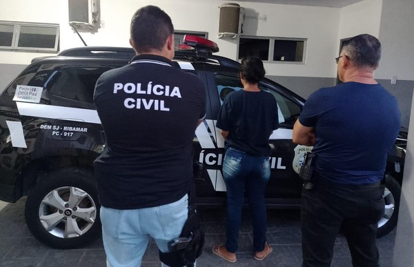 Presa suspeita de tentar matar mulher a facadas dentro de loja na Grande São Luís; agressora estava com criança no colo na hora do crime