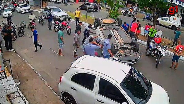 Motorista bate em carro estacionado e capota em São Luís 