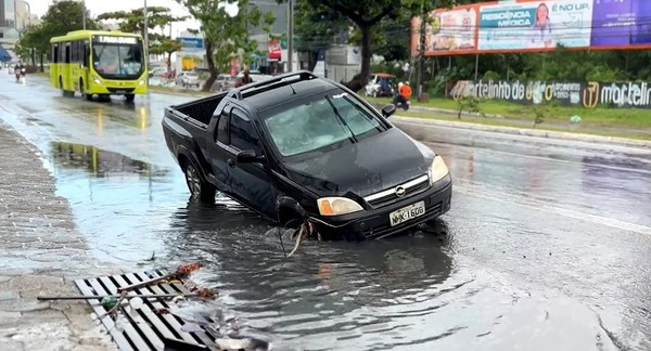 Carro fica preso em cratera durante temporal em São Luís