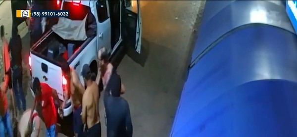Quadrilha armada com fuzis invade agência bancária, faz reféns e explode caixas eletrônicos em Carolina, no MA