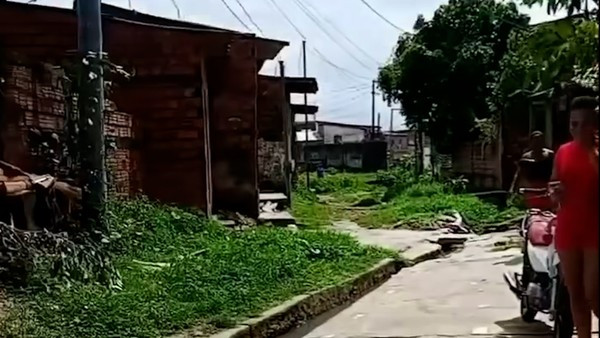 Mulher tem parto realizado em casa, após ambulância não conseguir entrar em rua intrafegável no Coroadinho, em São Luís