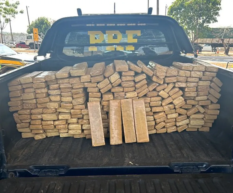 Mais de 200 kg de maconha são apreendidos dentro de carro de passeio na BR-010, em Imperatriz