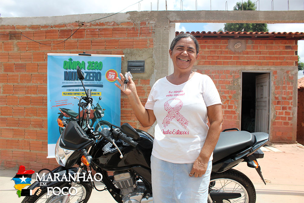 Águas de Timon entrega moto a cliente ganhadora da promoção  