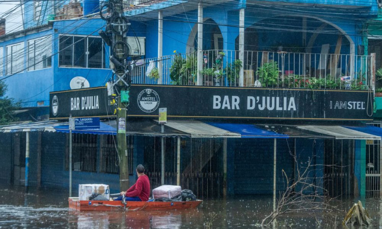 Guaíba volta a ultrapassar 4 metros, e Porto Alegre é tomada por lixo e entulho após alagamentos