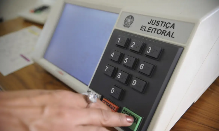 PEC que extingue reeleição e amplia mandatos é adiada no Senado