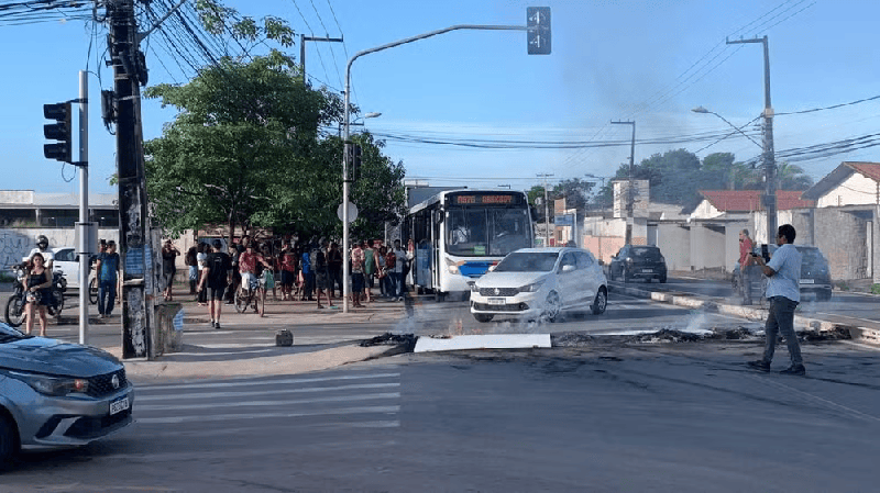 Moradores interditam Avenida São Luís Rei de França durante protesto em São Luís