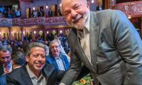 Lula muda a cara do governo para acomodar Centrão, mas deixa anúncio para depois da viagem à África