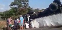 Acidente envolvendo dois caminhões deixa uma pessoa ferida na BR-135