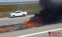 Veículo capota e pega fogo na BR-135