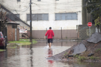 Rio Grande do Sul enfrenta rios transbordando e cidades atingidas em 2024 voltam a ser afetadas
