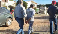 Suspeita de ordenar assassinato de adolescentes que cavaram as próprias covas é presa no RS