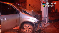 Motorista perde o controle da caminhonete e bate em poste no Centro de Açailândia