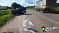Carro capota após desviar de outro veículo para evitar colisão
