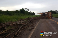 Carreta estoura pneu em buraco e tomba na BR-010