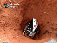 Motorista é surpreendido e carro cai em cratera na BR-222