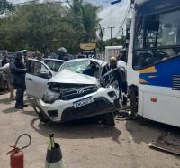 Colisão entre carro de passeio e ônibus deixa duas pessoas feridas na MA-201