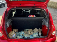 Carro abandonado com mais de R$ 1 milhão estava com porta-malas aberto; polícia investiga furto