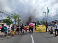 Moradores da região do Turu, em São Luís, interditam avenida em protesto contra ruas intrafegáveis; 'O esgoto desce na nossa porta'