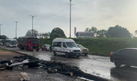 Moradores bloqueiam trecho da BR-135, na Vila Funil, em protesto por melhorias de infraestrutura
