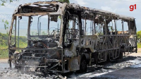 Ônibus pega fogo dentro de terminal de integração em São Luís
