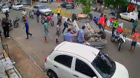 Motorista bate em carro estacionado e capota em São Luís 