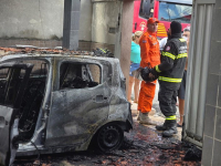 Carro pega fogo dentro de garagem de residência em São Luís