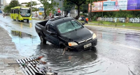 Carro fica preso em cratera durante temporal em São Luís