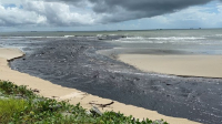 Mancha escura é registrada na praia do Olho d'Água, em São Luís; local tem forte odor de esgoto
