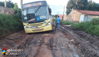 Vias esburacadas causam transtornos durante viagens em coletivos de São Luís