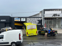 Ônibus bate contra parede e invade loja na Avenida Jerônimo de Albuquerque, em São Luís