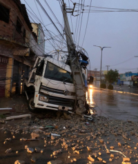 Quedas de árvores e acidentes de trânsito são registrados durante chuva e vento forte na Grande São Luís